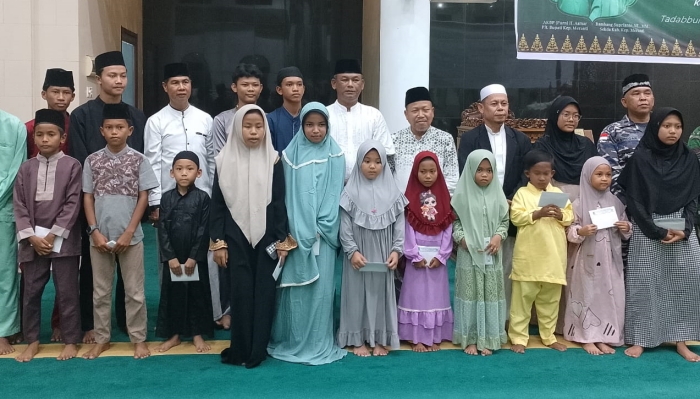 MERANTI - Pemerintah Kabupaten Kepulauan Meranti menggelar peringatan nuzululqur'an 1445 H/2024 M di Masjid Agung Darul Ulum Selatpanjang, Rabu (27/3/2024) malam. Pelaksana tugas (Plt) Bupati Kepulauan Meranti AKBP (Purn) H. Asmar melalui Sekretaris Daerah Bambang Suprianto, mengatakan peringatan turunnya Al-Qur'an tersebut memiliki makna dan hakikat yang mendalam. “Yaitu hadirnya sebuah kesadaran spiritual tentang jati diri manusia sebagai hamba Allah, dan sekaligus sebagai khalifah-Nya di muka bumi,” katanya. Lewat momentum itu, Bambang mengajak masyarakat khususnya umat muslim untuk meningkatkan kualitas pemahaman Al-Qur'an dengan baik dan benar. Kemudian tidak kalah penting, tambahnya, harus diimplementasikan dalam kehidupan sehari-hari. “Mari kita jadikan itu untuk mewujudkan Kabupaten Kepulauan Meranti yang baldatun thoyyibatun wa robbun ghofur,” ajak Bambang. Dalam kesempatan itu, dia juga mengajak untuk terus menjaga persatuan dan keberagaman yang ada. Dengan begitu, adanya perbedaan di antara masyarakat menjadi kekuatan untuk membangun daerah. "Jadikan Al-Qur'an sebagai pedoman hidup untuk terus menjaga persatuan dan kesatuan di tengah keberagaman masyarakat," ujarnya. Dalam kesempatan itu, juga diisi santunan anak yatim dan tausiah agama oleh Ustaz Luqman Syarfi dari Kota Dumai. (PONIATUN/ Prokopim)