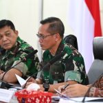 Pangdam XIII/Mdk Pimpin Rakor Persiapan Kunjungan Presiden di Sulteng PALU – Menjelang kunjungan kerja Presiden RI Ir. H. Joko Widodo di wilayah Provinsi Sulawesi Tengah, diadakan Rapat Koordinasi Wilayah (Rakorwil) dan Rapat Koordinasi Pengamanan (Rakorpam) dipimpin Pangdam XIII/Merdeka Mayjen TNI Candra Wijaya, M.A., didampingi Danrem 132/Tdl, Brigjen TNI Dody Triwinarto, S.IP., M.Han selaku penanggung jawab dalam pengamanan kunjungan kerja Presiden RI, di Wilayah Sulteng. Kegiatan Rakorwil dan Rakorpam ini dilaksanakan untuk menyiapkan segala sesuatu guna kelancaran kegiatan kunjungan kerja Presiden ke Provinsi Sulawesi Tengah yang merupakan salah satu wilayah teritorial Kodam XIII/Mdk. Rakor tersebut berlangsung di Ruang Polibu Kantor Gubernur Sulawesi Tengah, Minggu kemarin (24/3/2024). Pangdam XIII/Merdeka, Mayjen TNI Candra Wijaya, M.A., menekankan pemerintah Provinsi, Kabupaten/Kota bersama TNI/Polri diharapkan bisa mempersiapkan seluruh agenda kunjungan kerja Bapak Presiden Ir. H. Joko widodo. Sementara itu, Danrem 132/Tadulako Brigjen TNI Dody Triwinarto, S.IP., M.Han menyiapkan ± 5.000 personil terdiri dari pasukan gabungan TNI/Polri, dalam rangka pengamanan kunjungan kerja Presiden Ir. H. Joko widodo. Danrem pun menekankan agar semua stakeholder bertanggungjawab disetiap agenda kegiatan.“Objek- objek yang akan dikunjungi semaksimal mungkin dapat dibersihkan sehingga memberikan kesan positif kepada Presiden RI beserta rombongan, dengan demikian akan berdampak membawa nama baik Provinsi Sulawesi Tengah di mata pemerintah pusat,”imbuhnya. Rapat koordinasi yang dilaksanakan secara garis besar menghasilkan beberapa hal penting yang pada dasarnya diperoleh kesimpulan bahwa semua pihak yang terlibat kegiatan kunjungan Presiden RI baik di rute yang dilalui, lokasi sasaran kunjungan maupun personil petugas pengamanan dapat mendukung tugas yang diberikan dan akan melaksanakan tugas dengan penuh rasa tanggungjawab guna kelancaran pelaksanaan kunjungan Presiden RI di wilayah Provinsi Sulawesi Tengah. Kunjungan kerja Presiden Joko Widodo ke wilayah Provinsi Sulawesi Tengah dijadwalkan mulai tanggal 26 s.d 27 Maret 2024 Kunjungan Presiden kali ini memiliki agenda meresmikan berbagai proyek infrastruktur, diantaranya meresmikan proyek ruas jalan IJD (Inpres Jalan Daerah) serta meninjau Pasar Salakan Kabupaten Banggai Kepulauan. Selanjutnya Presiden RI kembali ke Kabupaten Banggai dan bertolak menuju Kota Palu. Setibanya di Bandara Mutiara Sis Aljufri Palu, Presiden Jokowi diagendakan meresmikan 5 bandara, yakni : Bandara Mutiara Sis Aljufri Palu, Bandara Prins Mandapar Banggai Laut, Bandara Taman Bung Karno - Siau, Bandara Bolaang Mongondow, Bandara Panua Pohuwato-Gorontalo. Usai meresmikan bandara, Presiden RI bersama rombongan menuju RSUD Anutapura Palu guna meninjau dan meresmikan beberapa proyek revitalisasi, yaitu : RSUD Anutapura Palu, UIN Datokarama Palu serta Hunian Tetap di Kota Palu dan Kabupaten Sigi dan UIN Datokarama. Diagendakan Presiden Jokowi melakukan Sholat Isya dan Tarwih di Masjid Al Aqsha Korem 132/Tadulako. Hari kedua kunker di Sulteng (27/3/2024), Presiden Jokowi bersama rombongan terbatas menuju Pelabuhan Wani dalam rangka meresmikan proyek pembangunan KSOP Teluk Palu, yang terdiri dari 3 pelabuhan, yakni : Pelabuhan Pantoloan, Pelabuhan Wani, Pelabuhan Gonenggati. Selanjutnya Presiden menuju ke lokasi irigasi Gumbasa dalam rangka meresmikan proyek rehabilitasi dan rekonstruksi D.I Gumbasa. Setelah itu, Presiden menuju ke Kabupaten Toli-toli dalam rangka meninjau RSUD Mokopido dan Gudang Bulog sekaligus menyerahkan bantuan Cadangan Pangan Pemerintah Daerah (CPPD). Selanjutnya, Presiden Jokowi kembali ke Bandara Mutiara Sis Aljufri Palu, kemudian bertolak ke Jakarta. Turut Hadir, Jajaran Forkopimda Sulawesi Tengah, PJU TNI/Polri. (Penrem 132/Tdl).