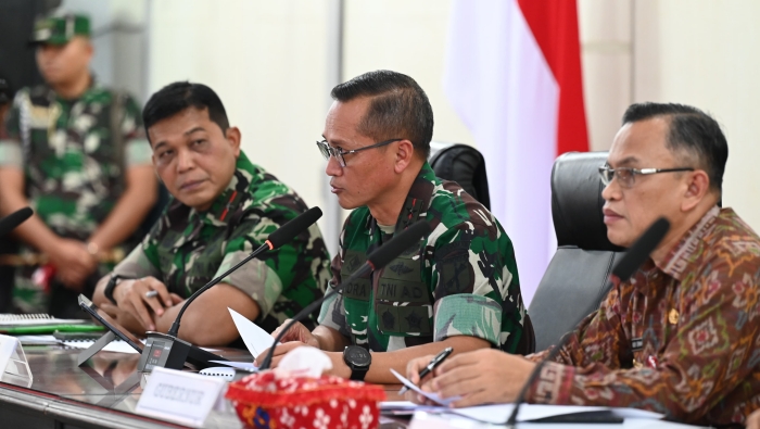 Pangdam XIII/Mdk Pimpin Rakor Persiapan Kunjungan Presiden di Sulteng PALU – Menjelang kunjungan kerja Presiden RI Ir. H. Joko Widodo di wilayah Provinsi Sulawesi Tengah, diadakan Rapat Koordinasi Wilayah (Rakorwil) dan Rapat Koordinasi Pengamanan (Rakorpam) dipimpin Pangdam XIII/Merdeka Mayjen TNI Candra Wijaya, M.A., didampingi Danrem 132/Tdl, Brigjen TNI Dody Triwinarto, S.IP., M.Han selaku penanggung jawab dalam pengamanan kunjungan kerja Presiden RI, di Wilayah Sulteng. Kegiatan Rakorwil dan Rakorpam ini dilaksanakan untuk menyiapkan segala sesuatu guna kelancaran kegiatan kunjungan kerja Presiden ke Provinsi Sulawesi Tengah yang merupakan salah satu wilayah teritorial Kodam XIII/Mdk. Rakor tersebut berlangsung di Ruang Polibu Kantor Gubernur Sulawesi Tengah, Minggu kemarin (24/3/2024). Pangdam XIII/Merdeka, Mayjen TNI Candra Wijaya, M.A., menekankan pemerintah Provinsi, Kabupaten/Kota bersama TNI/Polri diharapkan bisa mempersiapkan seluruh agenda kunjungan kerja Bapak Presiden Ir. H. Joko widodo. Sementara itu, Danrem 132/Tadulako Brigjen TNI Dody Triwinarto, S.IP., M.Han menyiapkan ± 5.000 personil terdiri dari pasukan gabungan TNI/Polri, dalam rangka pengamanan kunjungan kerja Presiden Ir. H. Joko widodo. Danrem pun menekankan agar semua stakeholder bertanggungjawab disetiap agenda kegiatan.“Objek- objek yang akan dikunjungi semaksimal mungkin dapat dibersihkan sehingga memberikan kesan positif kepada Presiden RI beserta rombongan, dengan demikian akan berdampak membawa nama baik Provinsi Sulawesi Tengah di mata pemerintah pusat,”imbuhnya. Rapat koordinasi yang dilaksanakan secara garis besar menghasilkan beberapa hal penting yang pada dasarnya diperoleh kesimpulan bahwa semua pihak yang terlibat kegiatan kunjungan Presiden RI baik di rute yang dilalui, lokasi sasaran kunjungan maupun personil petugas pengamanan dapat mendukung tugas yang diberikan dan akan melaksanakan tugas dengan penuh rasa tanggungjawab guna kelancaran pelaksanaan kunjungan Presiden RI di wilayah Provinsi Sulawesi Tengah. Kunjungan kerja Presiden Joko Widodo ke wilayah Provinsi Sulawesi Tengah dijadwalkan mulai tanggal 26 s.d 27 Maret 2024 Kunjungan Presiden kali ini memiliki agenda meresmikan berbagai proyek infrastruktur, diantaranya meresmikan proyek ruas jalan IJD (Inpres Jalan Daerah) serta meninjau Pasar Salakan Kabupaten Banggai Kepulauan. Selanjutnya Presiden RI kembali ke Kabupaten Banggai dan bertolak menuju Kota Palu. Setibanya di Bandara Mutiara Sis Aljufri Palu, Presiden Jokowi diagendakan meresmikan 5 bandara, yakni : Bandara Mutiara Sis Aljufri Palu, Bandara Prins Mandapar Banggai Laut, Bandara Taman Bung Karno - Siau, Bandara Bolaang Mongondow, Bandara Panua Pohuwato-Gorontalo. Usai meresmikan bandara, Presiden RI bersama rombongan menuju RSUD Anutapura Palu guna meninjau dan meresmikan beberapa proyek revitalisasi, yaitu : RSUD Anutapura Palu, UIN Datokarama Palu serta Hunian Tetap di Kota Palu dan Kabupaten Sigi dan UIN Datokarama. Diagendakan Presiden Jokowi melakukan Sholat Isya dan Tarwih di Masjid Al Aqsha Korem 132/Tadulako. Hari kedua kunker di Sulteng (27/3/2024), Presiden Jokowi bersama rombongan terbatas menuju Pelabuhan Wani dalam rangka meresmikan proyek pembangunan KSOP Teluk Palu, yang terdiri dari 3 pelabuhan, yakni : Pelabuhan Pantoloan, Pelabuhan Wani, Pelabuhan Gonenggati. Selanjutnya Presiden menuju ke lokasi irigasi Gumbasa dalam rangka meresmikan proyek rehabilitasi dan rekonstruksi D.I Gumbasa. Setelah itu, Presiden menuju ke Kabupaten Toli-toli dalam rangka meninjau RSUD Mokopido dan Gudang Bulog sekaligus menyerahkan bantuan Cadangan Pangan Pemerintah Daerah (CPPD). Selanjutnya, Presiden Jokowi kembali ke Bandara Mutiara Sis Aljufri Palu, kemudian bertolak ke Jakarta. Turut Hadir, Jajaran Forkopimda Sulawesi Tengah, PJU TNI/Polri. (Penrem 132/Tdl).