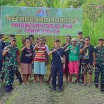 Wujudkan Ketahanan Pangan Satgas Yonif 122/TS, Manfaatkan Lahan Kosong di Wilayah Perbatasan KABUPATEN KEEROM - Satgas pengamanan perbatasan RI-PNG Yonif 122/Tombak Sakti melaksanakan kegiatan penanaman bibit sayur-sayuran dan buah-buahan dengan memanfaatkan lahan kosong bertempat di Kampung Banda, Distrik Waris, Kabupaten Keerom, Papua, (28/03/2024). Kegiatan tersebut merupakan program ketahanan pangan nasional, sesuai dengan arahan komando atas, dengan memanfaatkan lahan kosong menjadi lahan produksi, dalam membantu kesejahteraan masyarakat di wilayah perbatasan RI-PNG khusunya Kampung Banda, Distrik Waris, sekaligus memberikan sosialisasi kepada masyarakat, hal tersebut disampaikan Dansatgas Mayor Inf Diki Apriyadi,S,Hub.int, pada saat diwawancarai. Lanjut Dansatgas mengatakan, dengan melalui kegiatan tersebut, mampu menumbuhkan motivasi masyarakat, agar memiliki keinginan untuk meningkatkan perekonomian dengan memanfaatkan sumber daya alam yang ada di daerah masing-masing, dan juga membantu kesulitan masyarakat yang ada di wilayah perbatasan. "Harapanya kegiatan ini juga bisa menjadi momen kedekatan dan mempererat hubungan silaturahmi antara prajurit TNI dengan masyarakat di Kampung binaan masing-masing, khususnya di wilayah perbatasan sehingga terwujudnya kemanunggalan TNI dengan rakyat" Ungkap Dansatgas. Disamping itu juga salah satu tokoh adat Kampung Banda, bapak Thomas (49), sangat berterimakasih dengan adanya kehadiran personel Satgas , dalam memberikan perhatian dan dukunganya kepada masyarakat, sehingga masyarakat lebih bersemangat dalam meningkatkan perekonomian dengan memanfaatkan sumber daya alam yang ada. (Yonif 122/TS)***