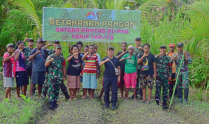 Wujudkan Ketahanan Pangan Satgas Yonif 122/TS, Manfaatkan Lahan Kosong di Wilayah Perbatasan KABUPATEN KEEROM - Satgas pengamanan perbatasan RI-PNG Yonif 122/Tombak Sakti melaksanakan kegiatan penanaman bibit sayur-sayuran dan buah-buahan dengan memanfaatkan lahan kosong bertempat di Kampung Banda, Distrik Waris, Kabupaten Keerom, Papua, (28/03/2024). Kegiatan tersebut merupakan program ketahanan pangan nasional, sesuai dengan arahan komando atas, dengan memanfaatkan lahan kosong menjadi lahan produksi, dalam membantu kesejahteraan masyarakat di wilayah perbatasan RI-PNG khusunya Kampung Banda, Distrik Waris, sekaligus memberikan sosialisasi kepada masyarakat, hal tersebut disampaikan Dansatgas Mayor Inf Diki Apriyadi,S,Hub.int, pada saat diwawancarai. Lanjut Dansatgas mengatakan, dengan melalui kegiatan tersebut, mampu menumbuhkan motivasi masyarakat, agar memiliki keinginan untuk meningkatkan perekonomian dengan memanfaatkan sumber daya alam yang ada di daerah masing-masing, dan juga membantu kesulitan masyarakat yang ada di wilayah perbatasan. "Harapanya kegiatan ini juga bisa menjadi momen kedekatan dan mempererat hubungan silaturahmi antara prajurit TNI dengan masyarakat di Kampung binaan masing-masing, khususnya di wilayah perbatasan sehingga terwujudnya kemanunggalan TNI dengan rakyat" Ungkap Dansatgas. Disamping itu juga salah satu tokoh adat Kampung Banda, bapak Thomas (49), sangat berterimakasih dengan adanya kehadiran personel Satgas , dalam memberikan perhatian dan dukunganya kepada masyarakat, sehingga masyarakat lebih bersemangat dalam meningkatkan perekonomian dengan memanfaatkan sumber daya alam yang ada. (Yonif 122/TS)***