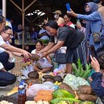 Kunjungi Pasar Salakan, Presiden Jokowi Tinjau Harga Bahan Pokok di Banggai Kepulauan