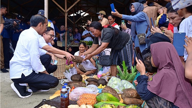 Kunjungi Pasar Salakan, Presiden Jokowi Tinjau Harga Bahan Pokok di Banggai Kepulauan