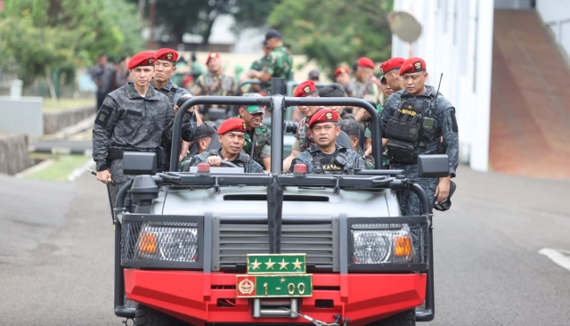 Sukses Taklukkan Beragam Materi Gultor, Kasad Terima Brevet Anti Teror Kehormatan