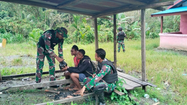 Sambut Bulan Suci Ramadhan, Satgas Yonif 122/TS Bagikan Sembako Kepada Masyarakat Perbatasan Papua