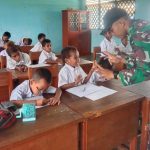 Adek-Adek di Perbatasan RI-PNG Penuh Semangat dan Antusias Dalam Mengikuti Belajar Bersama Kakak-Kakak TNI