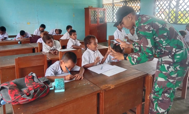 Adek-Adek di Perbatasan RI-PNG Penuh Semangat dan Antusias Dalam Mengikuti Belajar Bersama Kakak-Kakak TNI