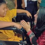 Ratu Ageng Rekawati Menemui dan Memeluk Hangat Bocah Penyandang Disabilitas Asal Serang