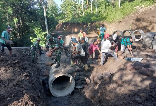 Satgas TMMD Ke-119 Kodim Karangasem Garap Leneng Dan Gorong-Gorong Bersama Warga