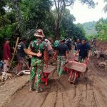 Semangat Kerja Personel TMMD dan Warga Masih Terjaga di Lokasi Kerja Walaupun Cuaca Kurang Bersahabat