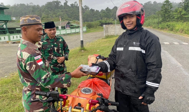 Berbagi Kebahagiaan di Bulan Suci Ramadhan, Satgas Yonif 122/TS bagikan Takjil Kepada Masyarakat