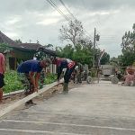 Satgas TMMD Reguler ke-119 Kodim 0725/Sragen Fokus Finishing Merapikan Kanan Kiri Jalan Beton