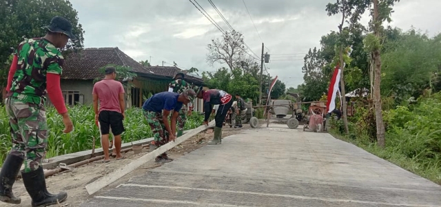 Satgas TMMD Reguler ke-119 Kodim 0725/Sragen Fokus Finishing Merapikan Kanan Kiri Jalan Beton