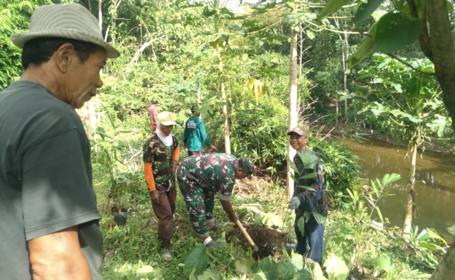 Babinsa Koramil 15/Andong dan Warga Lakukan Penghijauan di Bantaran Sungai Kadirno