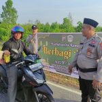 Bulan Penuh Berkah Bhayangkari Polsek TTB Bagikan Takjil ke Pengguna Jalan MERANTI--- -Pembagian Takjil Ramadhan Dalam Rangka Menyambut Bulan Suci Ramadan oleh Polsek Tebing Tinggi Barat bertempat di Depan Mako Polsek Tebing Tinggi Barat Jalan Perumbi Kecamatan Tebing Tinggi Barat, Sabtu (16/03/2024) Kapolsek Tebing Tinggi Barat IPTU Herry Juana Putra, Ketua Ranting Bhayangkari Polsek Tebing Tinggi Barat Ny. Ita Herry, Para Kanit Polsek Tebing Tinggi Barat, Personel Polsek Tebing Tinggi Barat, Para bhayangkari Polsek Tebing Tinggi Barat Kapolsek Tebing Tinggi Barat IPTU Herry Juana Putra pimpinan langsung pembagian takjil di Depan Mako Polsek Tebing Tinggi Barat Jalan Perumbi Kecamatan Tebing Tinggi Barat “Kami ingin berbagi dengan masyarakat di bulan yang penuh berkah ini. Walaupun tidak seberapa takjil yang diberikan, kami berharap dapat membantu masyarakat dan semoga membawa berkah bagi mereka yang membutuhkan untuk berbuka puasa,” ujar Kapolsek Tebing Tinggi Barat IPTU Herry Juana Putra Menurut dia, membagikan takjil merupakan kegiatan rutin Polsek Tebing Tinggisaat bulan Ramadhan. Hal itu sebagai bentuk kepedulian Polri khususnya Polsek Tebing Tinggi untuk berbagi bersama dengan masyarakat di bulan penuh berkah Ramadhan 1445 Hijriah. Kemudian Jumlah Takjil yang dibagikan terhadap masyarakat Pengguna Jalan sebanyak 60 (Enam puluh) paket terdiri dari Bubur Kacang Hijau, Bubur Beras Merah dan Bubur Sum-Sum. Kegiatan Pembagian Takjil Ramadhan Oleh Polsek Tebing Tinggi Barat dilaksanakan dengan tujuan untuk saling berbagi kepada sesama masyarakat khususnya kepada masyarakat pengguna jalan untuk mengharapkan keberkahan serta meningkatkan Amal Ibadah dibulan Suci Ramadhan 1445H.(PONIATUN/ Polres Humas Meranti)