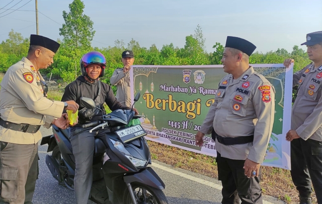 Bulan Penuh Berkah Bhayangkari Polsek TTB Bagikan Takjil ke Pengguna Jalan MERANTI--- -Pembagian Takjil Ramadhan Dalam Rangka Menyambut Bulan Suci Ramadan oleh Polsek Tebing Tinggi Barat bertempat di Depan Mako Polsek Tebing Tinggi Barat Jalan Perumbi Kecamatan Tebing Tinggi Barat, Sabtu (16/03/2024) Kapolsek Tebing Tinggi Barat IPTU Herry Juana Putra, Ketua Ranting Bhayangkari Polsek Tebing Tinggi Barat Ny. Ita Herry, Para Kanit Polsek Tebing Tinggi Barat, Personel Polsek Tebing Tinggi Barat, Para bhayangkari Polsek Tebing Tinggi Barat Kapolsek Tebing Tinggi Barat IPTU Herry Juana Putra pimpinan langsung pembagian takjil di Depan Mako Polsek Tebing Tinggi Barat Jalan Perumbi Kecamatan Tebing Tinggi Barat “Kami ingin berbagi dengan masyarakat di bulan yang penuh berkah ini. Walaupun tidak seberapa takjil yang diberikan, kami berharap dapat membantu masyarakat dan semoga membawa berkah bagi mereka yang membutuhkan untuk berbuka puasa,” ujar Kapolsek Tebing Tinggi Barat IPTU Herry Juana Putra Menurut dia, membagikan takjil merupakan kegiatan rutin Polsek Tebing Tinggisaat bulan Ramadhan. Hal itu sebagai bentuk kepedulian Polri khususnya Polsek Tebing Tinggi untuk berbagi bersama dengan masyarakat di bulan penuh berkah Ramadhan 1445 Hijriah. Kemudian Jumlah Takjil yang dibagikan terhadap masyarakat Pengguna Jalan sebanyak 60 (Enam puluh) paket terdiri dari Bubur Kacang Hijau, Bubur Beras Merah dan Bubur Sum-Sum. Kegiatan Pembagian Takjil Ramadhan Oleh Polsek Tebing Tinggi Barat dilaksanakan dengan tujuan untuk saling berbagi kepada sesama masyarakat khususnya kepada masyarakat pengguna jalan untuk mengharapkan keberkahan serta meningkatkan Amal Ibadah dibulan Suci Ramadhan 1445H.(PONIATUN/ Polres Humas Meranti)