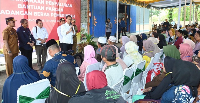 Presiden Jokowi Serahkan Bantuan Pangan di Kabupaten Padang Lawas