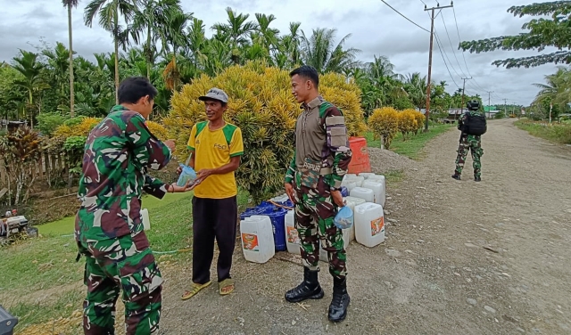 Minggu Kasih Satgas Yonif 122/TS Bagikan Makanan Kepada Masyarakat Binaan Pos