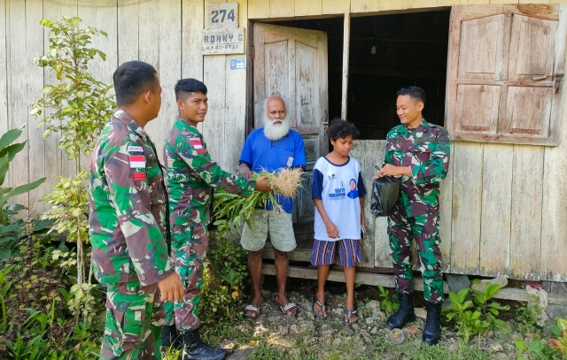 Satgas Yonif 122/TS Laksanakan Anjangsana dan Berikan Pelayanan Kesehatan Serta Berbagi Kasih di Papua