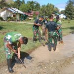 Beri Kenyamanan Pengguna Jalan, Satgas Yonif 623 Perbaiki Jalan Kampung