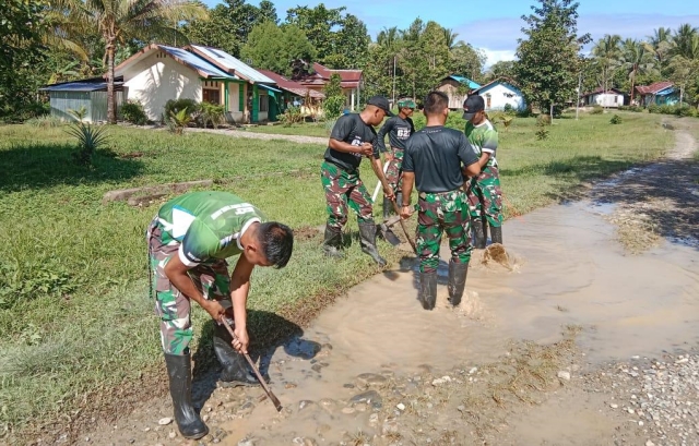 Beri Kenyamanan Pengguna Jalan, Satgas Yonif 623 Perbaiki Jalan Kampung