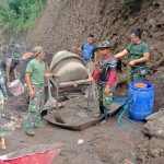 Tiap Hari Satgas TMMD Dibantu Warga Bergelut Dengan Material Dan Suara Mesin Molen Agar Program TMMD Selesai Tepat Waktu