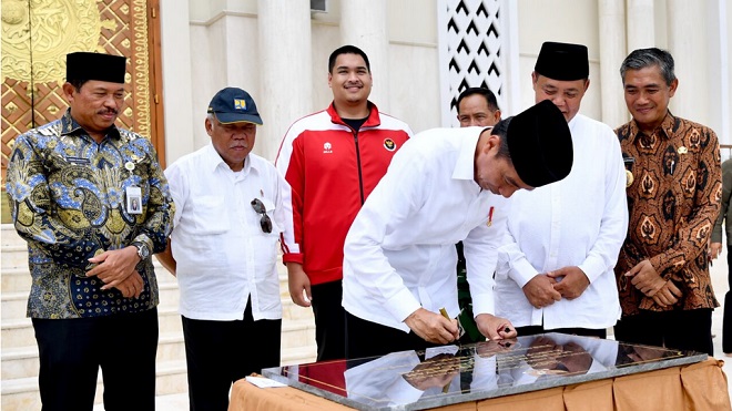 Presiden Jokowi Shalat Jum’at dan Resmikan Masjid Agung Madaniyah di Karanganyar