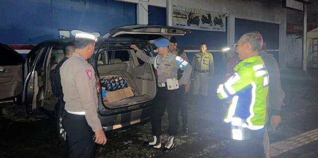 Patroli Gabungan Polres Tasikmalaya Kota, Amankan Puluhan Botol Miras Jenis  Ciu di Warung Angkringan