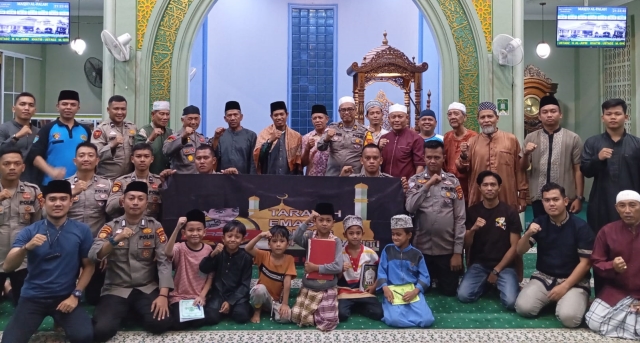 Ops Tertib Ramadan 2024 Polres Meranti menyatu di tengah Warga Mengikuti Sholat Taraweh Berjemaah