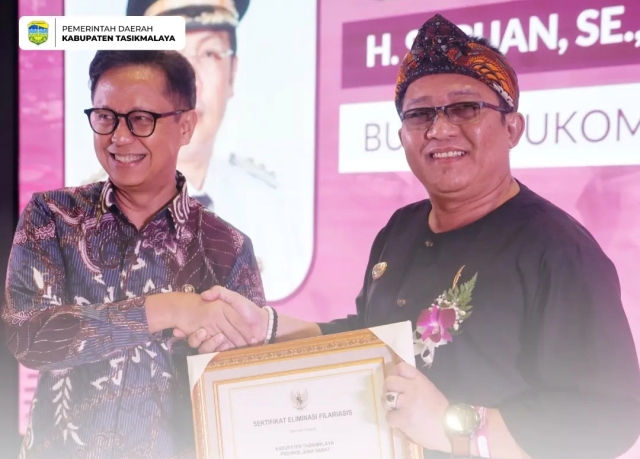 Bupati Ade Sugianto Terima Sertifikat Eliminasi Flariasis Dari Menteri Kesehatan RI