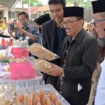 Buka Kegiatan Z-Ifthar Ramadhan Baznas, Penjabat Bupati Kuningan Iip Hidayat Beli Regginang dari Pelaku UMKM