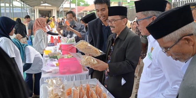 Buka Kegiatan Z-Ifthar Ramadhan Baznas, Penjabat Bupati Kuningan Iip Hidayat Beli Regginang dari Pelaku UMKM