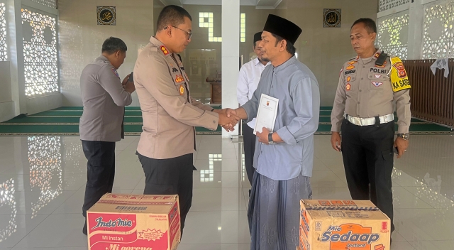 Jumat Berkah, Polres Tasikmalaya Kota Berikan Paket Sembako di Pesantren Lembur Cahaya