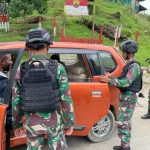 Ciptakan Stabilitas Keamanan Satgas Yonif 122/TS Pos Wembi Gelar Pemeriksaan di Jalan Lintas Trans Papua