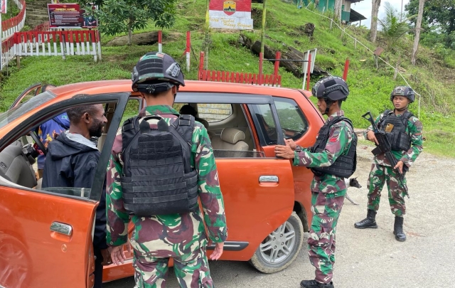 Ciptakan Stabilitas Keamanan Satgas Yonif 122/TS Pos Wembi Gelar Pemeriksaan di Jalan Lintas Trans Papua