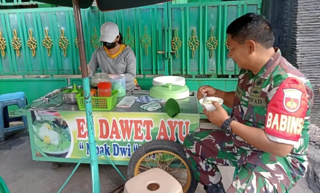 Sertu Rochani Sasar Komsosnya Dengan Pedagang Kaki Lima