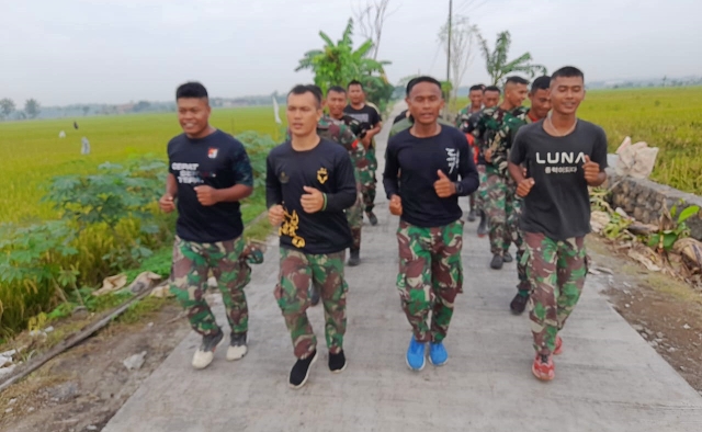 Bina Fisik, Anggota Satgas TMMD Reg 119 Kodim 0725/Sragen Lari Pagi di Jalan Baru