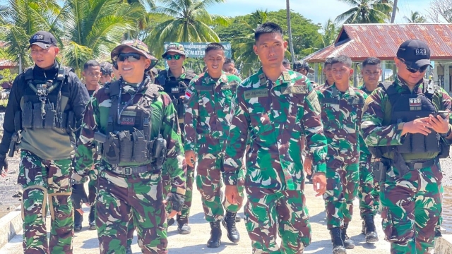 Perjalanan Panjang Dansatgas Yonif 623 Kunjungi Pos-Pos Demi Tingkatkan Moril Prajurit