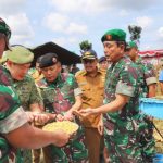 Kasdam I/BB Bawa Commander of The 2nd PDF Singapore Panen Jagung di Binjai