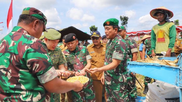 Kasdam I/BB Bawa Commander of The 2nd PDF Singapore Panen Jagung di Binjai