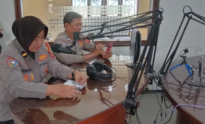 Satbinmas Polres Tasikmalaya Kota, Sosialisasi Rekrutmen Polri Melalui Talk Show di Radio Purnama FM