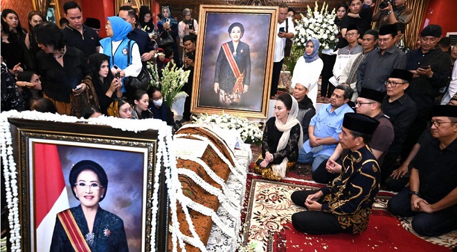 Presiden Jokowi Takziah ke Rumah Duka Almarhumah Mooryati Soedibyo