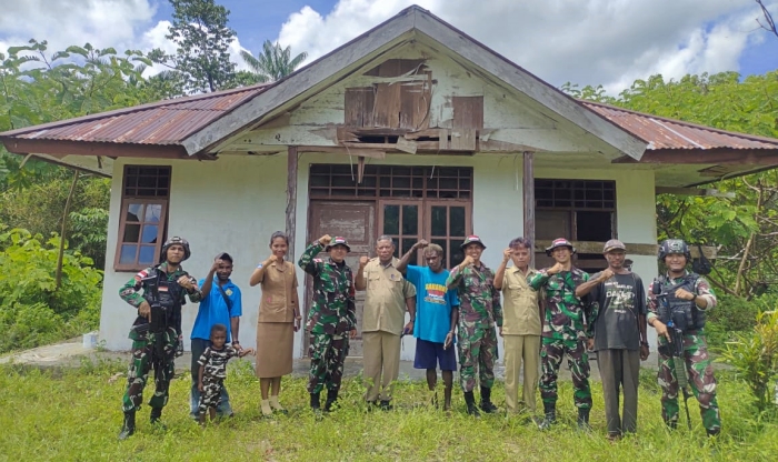 Bentuk Kepedulian Satgas Yonif 122/TS Dengan Renovasi Rumah Dinas Kepala Sekolah SD Inpres Papua