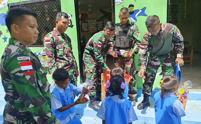 Satgas Yonif 122/TS Perbaiki Sekaligus Resmikan Fasilitas Belajar Dan Wahana Bermain TK Awus di Perbatasan Papua