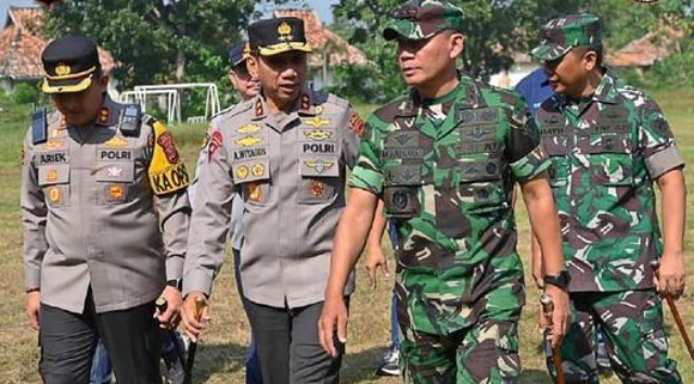 Kapolda Jabar Bersama Pangdam III Siliwangi Hadiri Gerakan Nasional Ketahanan Pangan Panen Raya Padi di Kabupaten Subang