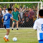 Saat Presiden Jokowi Bermain Bola dengan Anak-Anak Gorontalo