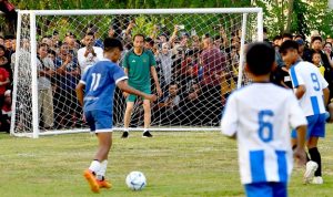 Saat Presiden Jokowi Bermain Bola dengan Anak-Anak Gorontalo