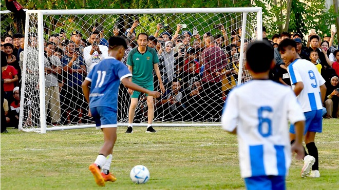 Saat Presiden Jokowi Bermain Bola dengan Anak-Anak Gorontalo