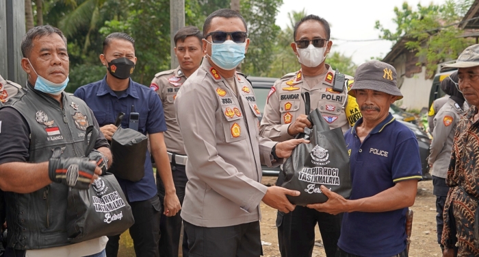 Ramadhan Berbagi, Polres Tasikmalaya Kota dan HDCI Tasikmalaya Bagikan Sembako Di TPA Ciangir