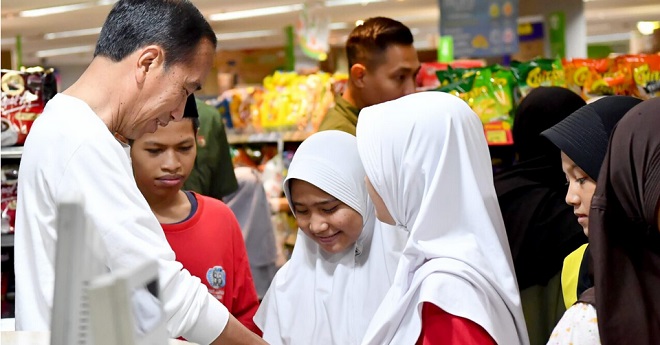 Presiden Jokowi Bagi Kebahagiaan Lebaran Bersama Anak Yatim Piatu